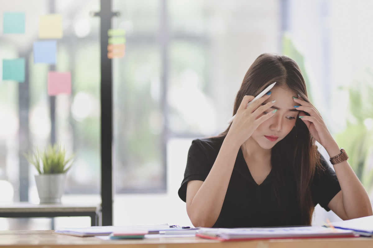 Slackでタスク管理が上手くいかず、asanaやTrelloの導入を考えている女性