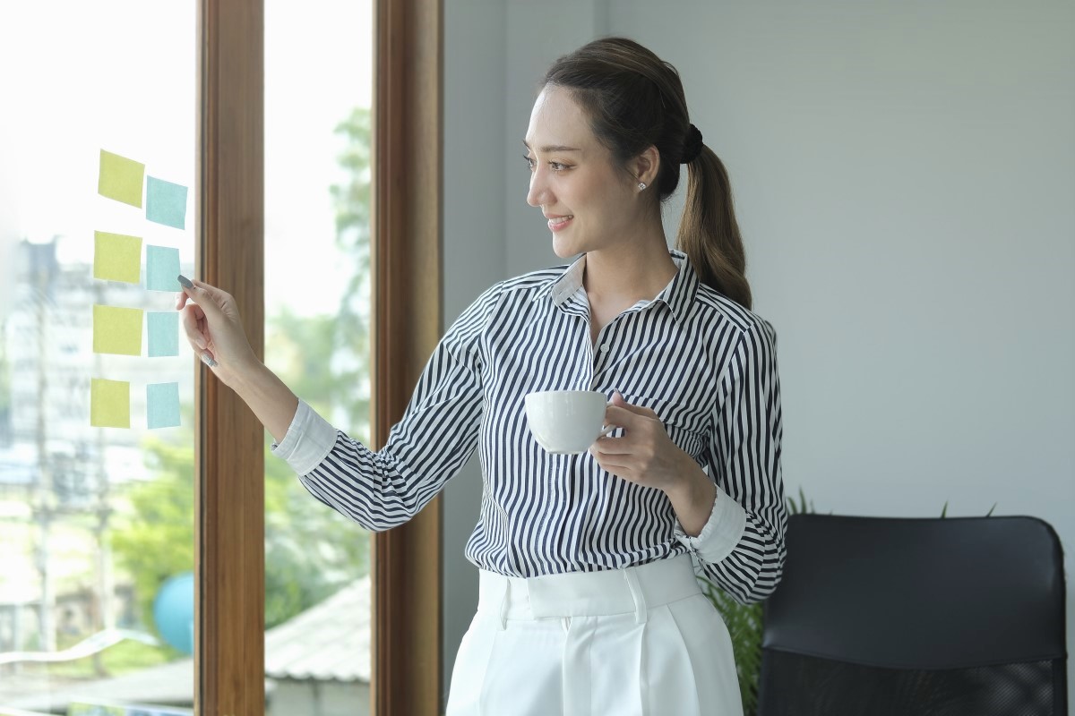 付箋でタスク管理をするメリットを語る女性