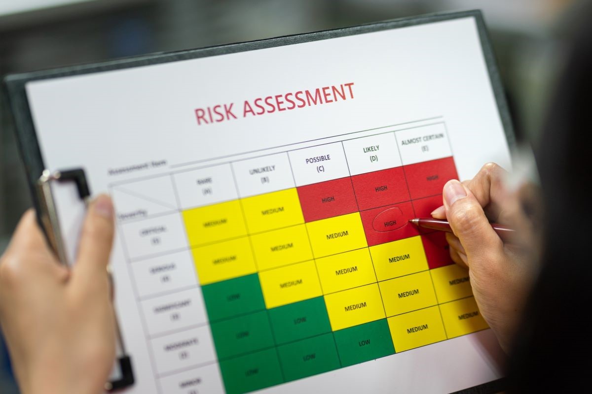 risk assessmetと書かれたシートを記入している女性