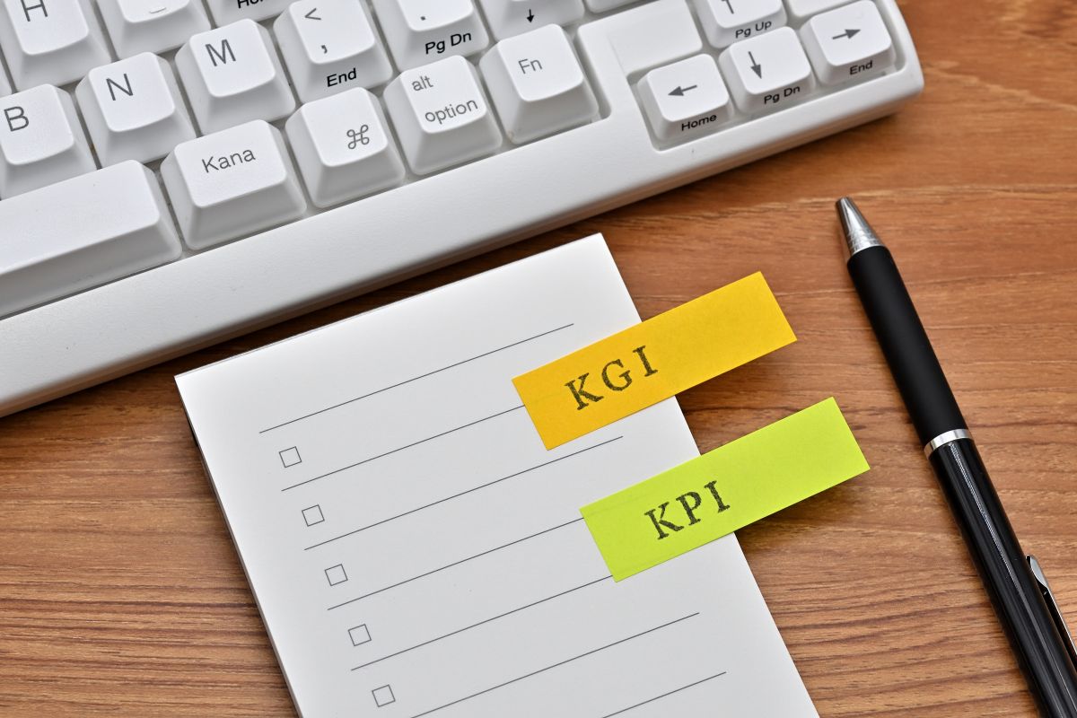 KGI（重要目標達成指標）は最終ゴールを示す数値で、売り上げや利益などの到達点を明確にし、KPI（重要業績評価指標）は、その進捗を定量的に測るための中間指標。KSF（重要成功要因）は、プロジェクトや組織が目標達成に向けて特に注力すべき要素やプロセスを指す。OKR（成果指標）は、objectives（目標）とその達成度を測るkey results（主要な結果）を組み合わせ、組織やチームの方向性や努力の基準とするフレームワークである。これらを活用することで、組織の目的や取り組みが明確になり、スタッフの理解度や実践力向上にもつながる