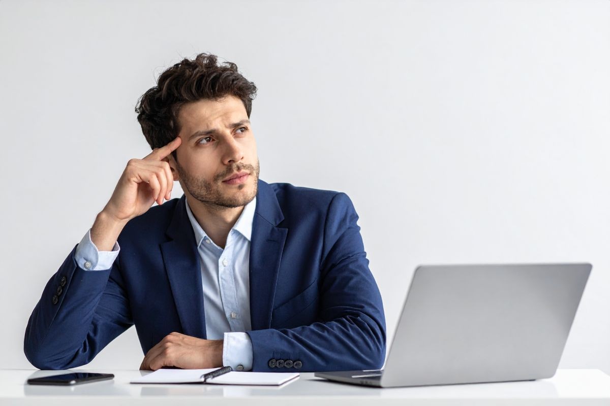 マニュアル化を始める前に、部署ごとの業務内容を洗い出し、全体像を俯瞰することが重要である。5w1hのフォーマットを活用して棚卸しを行い、過不足なく情報を整理する。目標設定では達成すべきkpiを具体的に定め、担当者や責任者を明確にして運用体制を構築する。既存の手順を見直し、標準作業として確立すべき範囲を選定する。複数人で作成する場合はテンプレートを用意し、専門用語の扱いや表現ルールを統一する。形骸化を防ぐため、定期的なアップデートのスケジュールも事前に決めておく必要がある