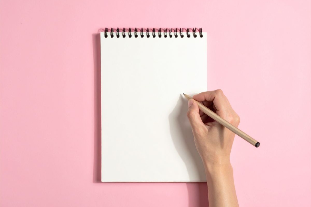 読み手を意識したシンプルな書き方が、伝わるマニュアルの基本である。専門用語には注釈を付け、不慣れな従業員でも混乱せずに理解できる表現を選ぶ。フォーマットやレイアウトを統一し、図式や図表を効果的に挿入することで、視覚的に分かりやすく仕上げる。ベテラン社員の暗黙知やノウハウを盛り込み、実践的な内容を担保する。太字や箇条書きを工夫して、要点が伝わる構成を心がける。テンプレートを活用すれば、複数人での作成時も統一感を保てる。読み手が行動に移しやすいステップを意識し、業務が滞るリスクを削減する設計が求められる