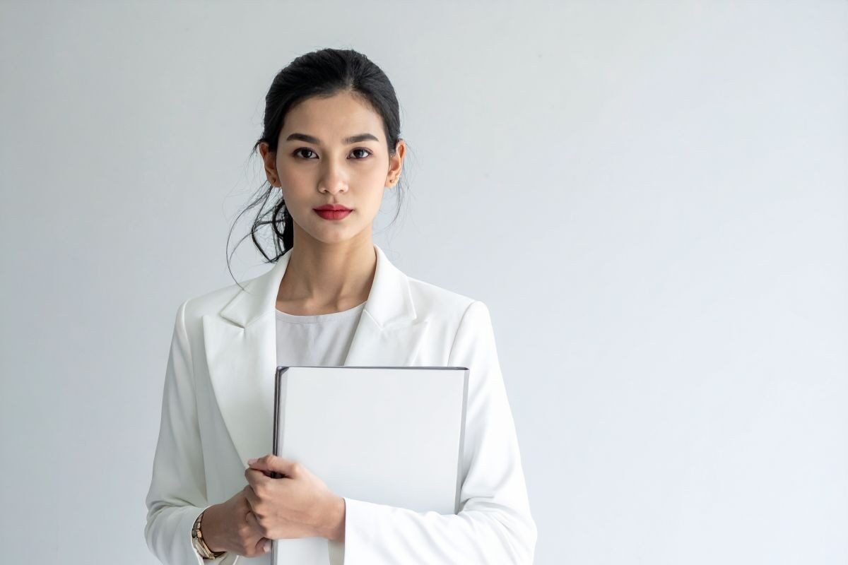 業務マニュアル作成では、手順書の構成やフォーマットの統一が重要。テンプレートを活用することで、作成者は膨大な工数を削減し、効率的に見やすい文書を完成できる。従業員への共有や修正もスムーズになり、業務内容の標準化が進む。新入社員から複数人での運用まで対応可能で、属人化を防ぎながら品質向上を実現する。書式が整ったテンプレを用いることで、読み手にとって理解しやすく、業務効率化につながるマニュアル作成の第一歩となる。社内での情報共有を円滑にし、運用コストの削減にも貢献する効率的な手法である