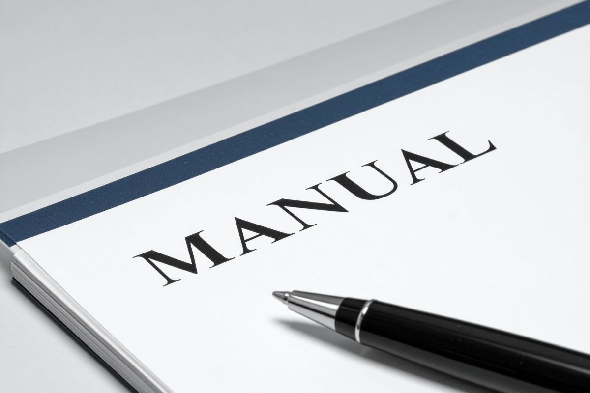 業務マニュアル作成に適したテンプレートは、作成者の工数を大幅に削減し、統一されたフォーマットで効率化を実現する。手順書として活用できるexcelやgoogleスプレッドシート、視覚的な表現が可能なpowerpointなど、業務内容に応じた形式を選択できる。新入社員向けの引き継ぎから複数人での運用まで、対象者に合わせたテンプレが揃っている。書式が整っているため、従業員は要点を簡潔にまとめることに専念でき、見やすいマニュアルを短時間で完成可能である。標準化された構成により、社内での共有や修正も円滑に進められ、業務効率化に直結する